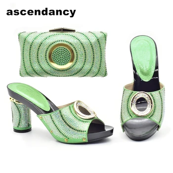 Новая Итальянская обувь и сумки Зеленого цвета в Африканском стиле в комплекте с Женскими Итальянскими Туфлями и Сумками в тон, Украшенными стразами